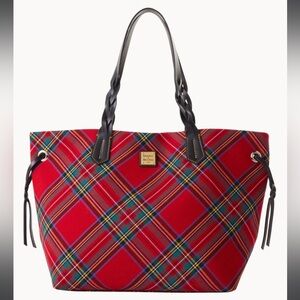Dooney & Bourke plaid purse (perfect for the holiday season!) 🌹✨